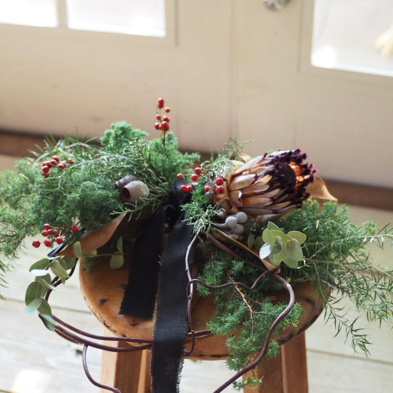 赤い実とプロテアのアシンメトリー wreathe